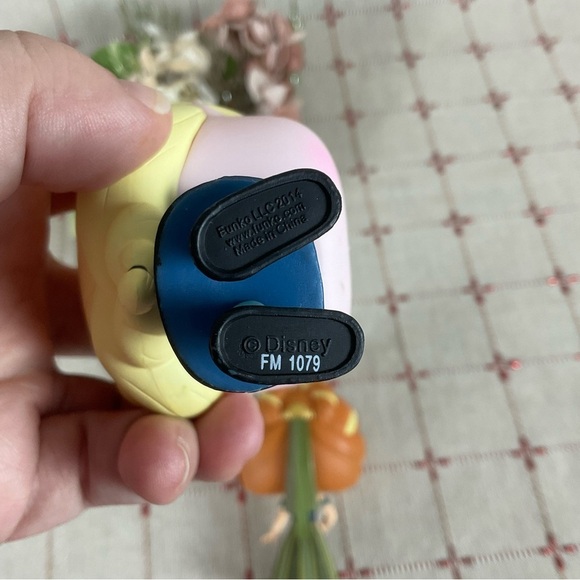 Funko Pop Disney Frozen #119 Coronation Anna, #116 Young Elsa & #81 Anna Bundle - Picture 9 of 10